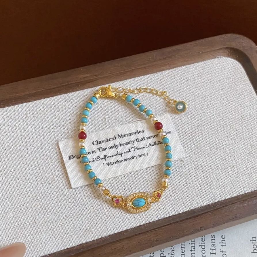 Turquoise Beaded Bracelet for Women – Adjustable Vintage Boho Bracelet with Gold-Tone Oval Charm, Turquoise & Pearl Beads, Lightweight Bohemian Wrist Jewellery